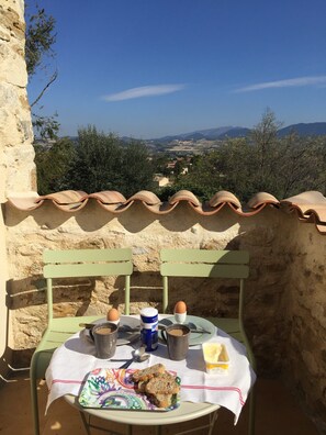 Outdoor dining - Maison du Four: Attractive French village house with balcony & Baker around the corner (Mirabel-aux-Baronnies)