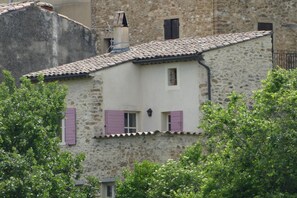 Exterior - Maison du Four: Attractive French village house with balcony & Baker around the corner (Mirabel-aux-Baronnies)