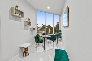 Lobby sitting area - Chic Villa by Glam Homes (Hollywood)