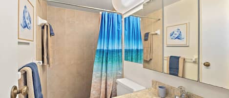 Douche, séchoir à cheveux, serviettes fournies, shampooing