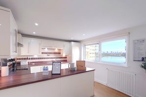 Appartement, 2 chambres (in Gallions Reach, 209 DRI) | Cuisine privée | Grand réfrigérateur, micro-ondes, four, plaque de cuisson