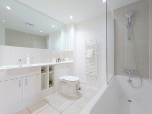 Appartement Classique | Salle de bain | Douche, sèche-cheveux, serviettes fournies, savon