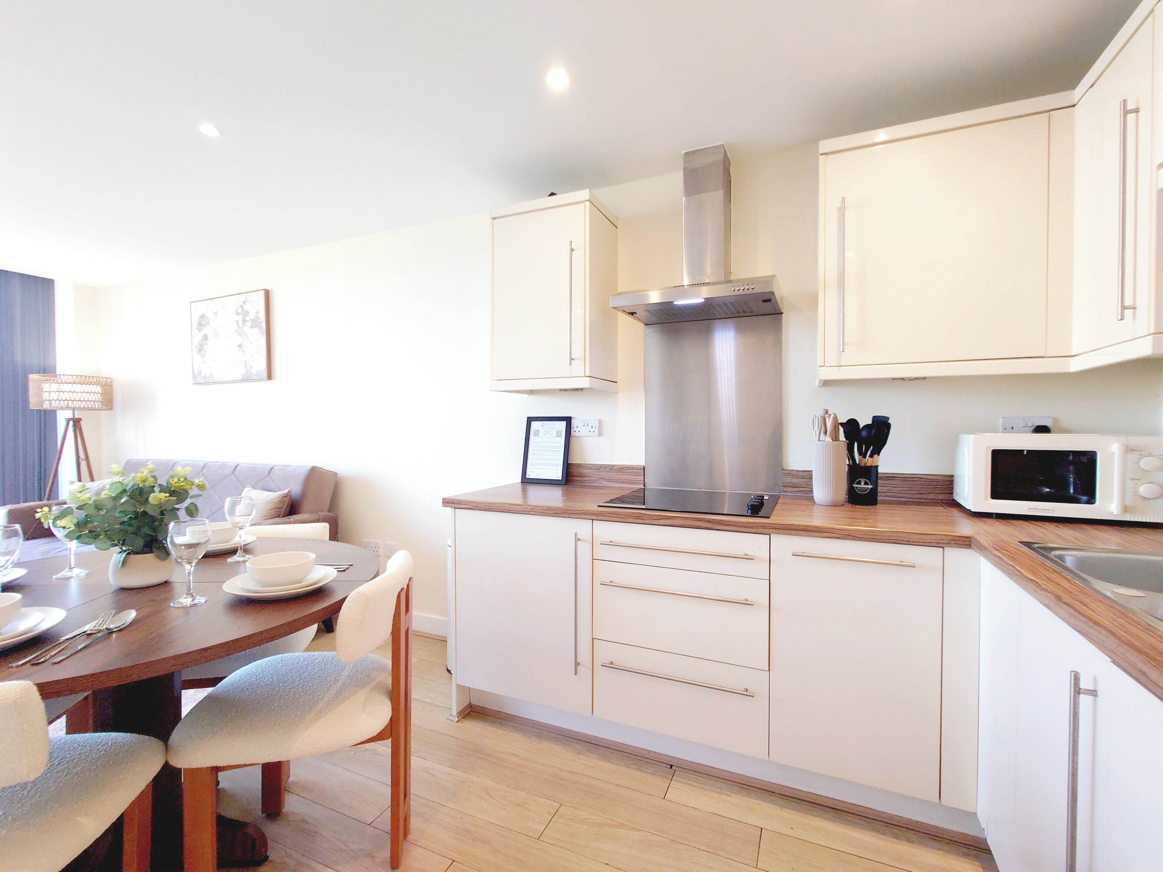 Classic Apartment | Private kitchen | Full-sized fridge, microwave, oven, stovetop