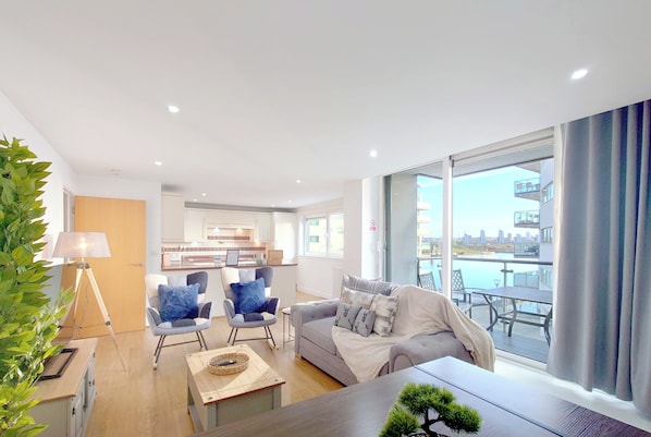 Apartment, 2 Bedrooms (in Gallions Reach, 209 DRI) | Living area