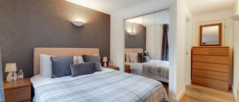 Apartment, 2 Bedrooms (in Aldgate East) | Desk, soundproofing, iron/ironing board, free WiFi