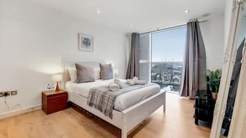 Deluxe Apartment, 2 Bedrooms (River & City Views) | Hypo-allergenic bedding, free WiFi