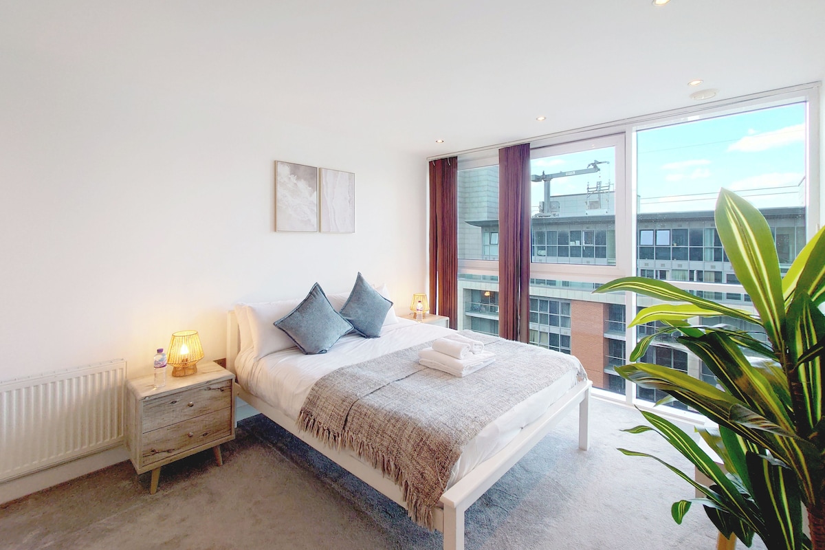 Deluxe Penthouse, River View | Hypo-allergenic bedding available, desk, WiFi (free)