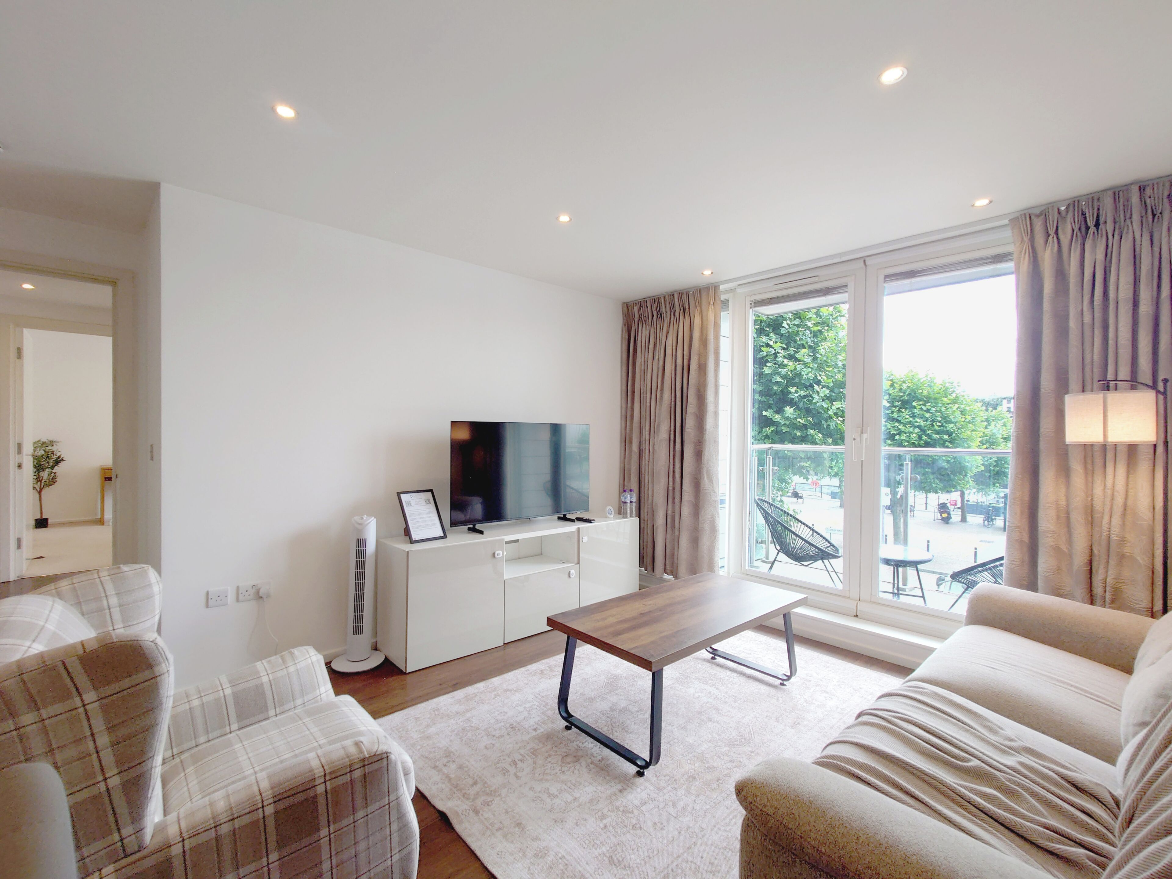 Classic Apartment, River View | Living area | Netflix, streaming services