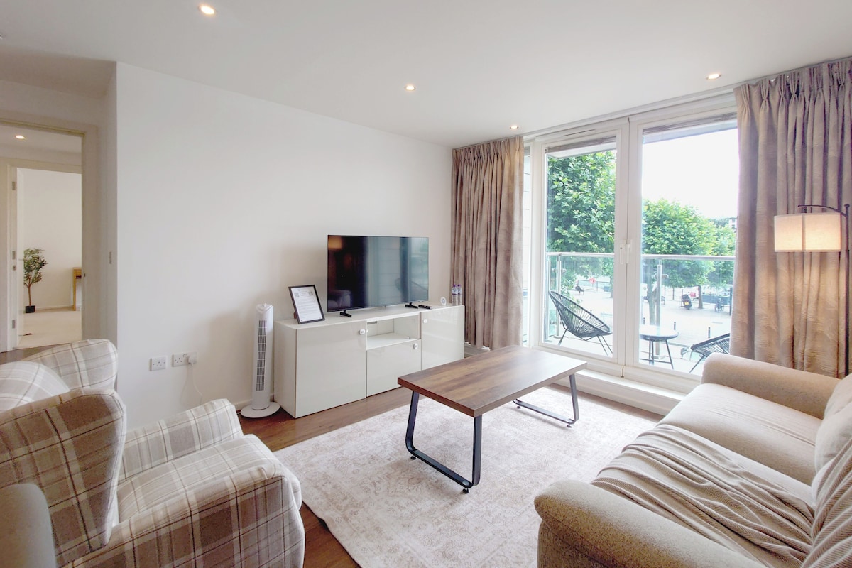 Classic Apartment, River View | Living area | 50-inch LED TV with cable channels, Netflix, heated floors