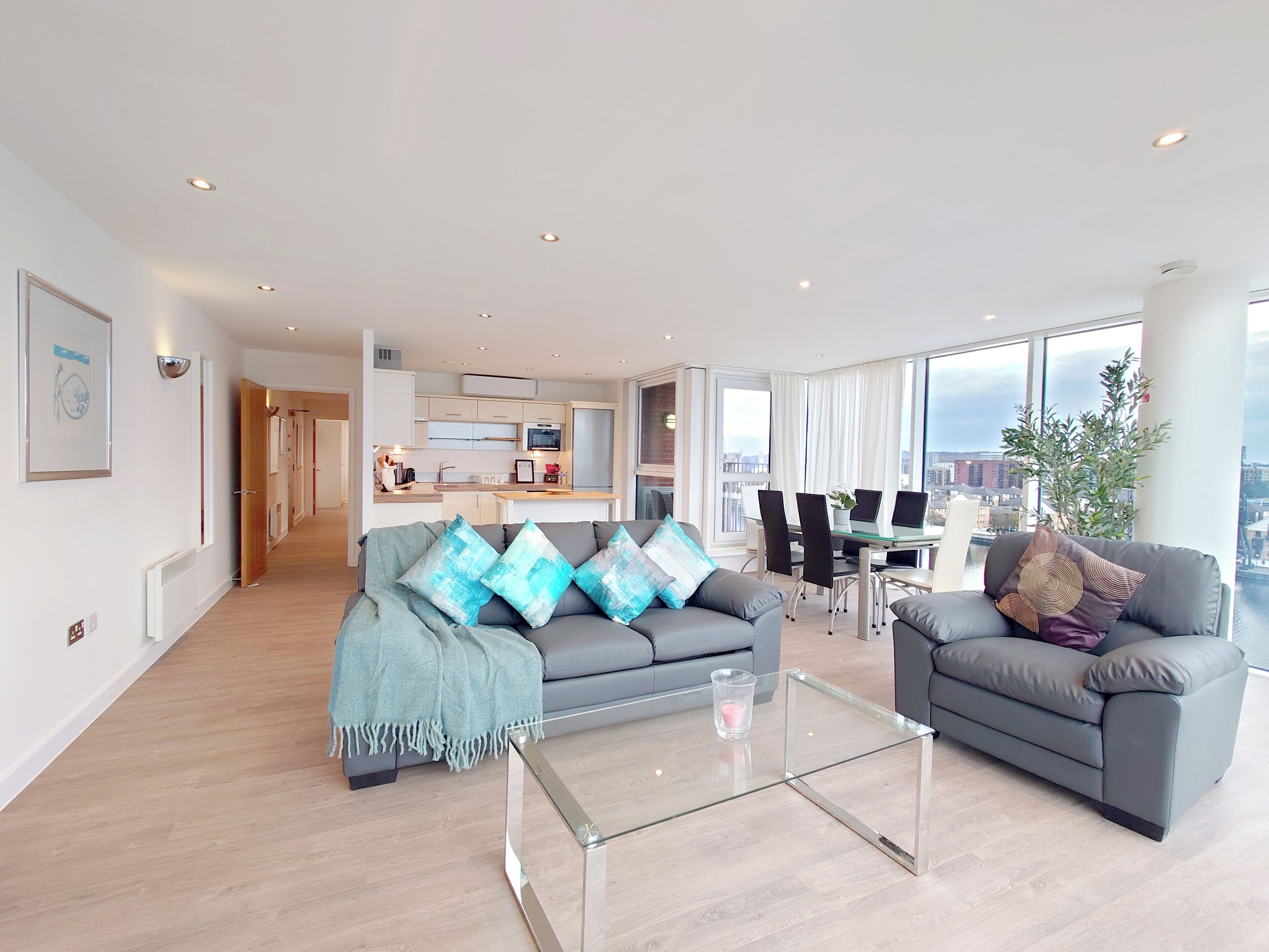 Luxury Apartment | Living area | Netflix, streaming services