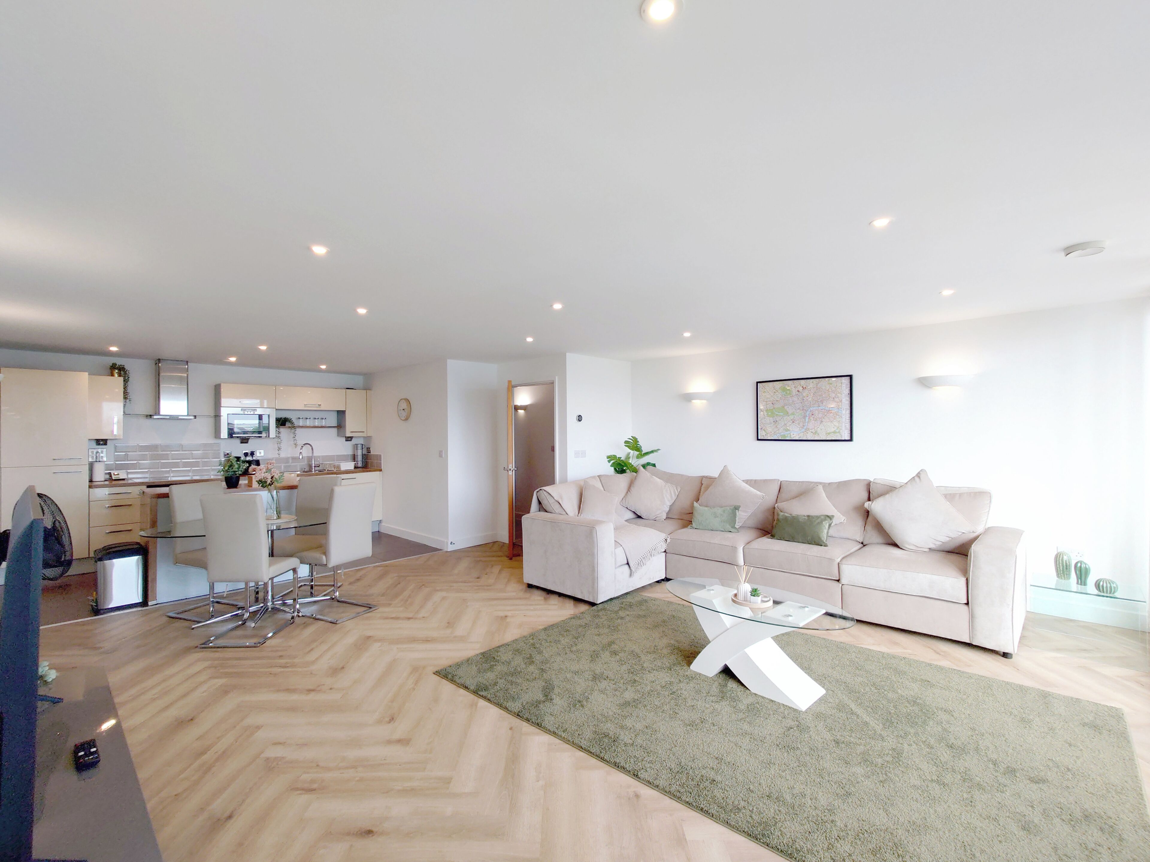 Appartement Deluxe, vue sur la ville | Aire de séjour | Téléviseur à DEL de 50 po avec télévision par câble, Netflix