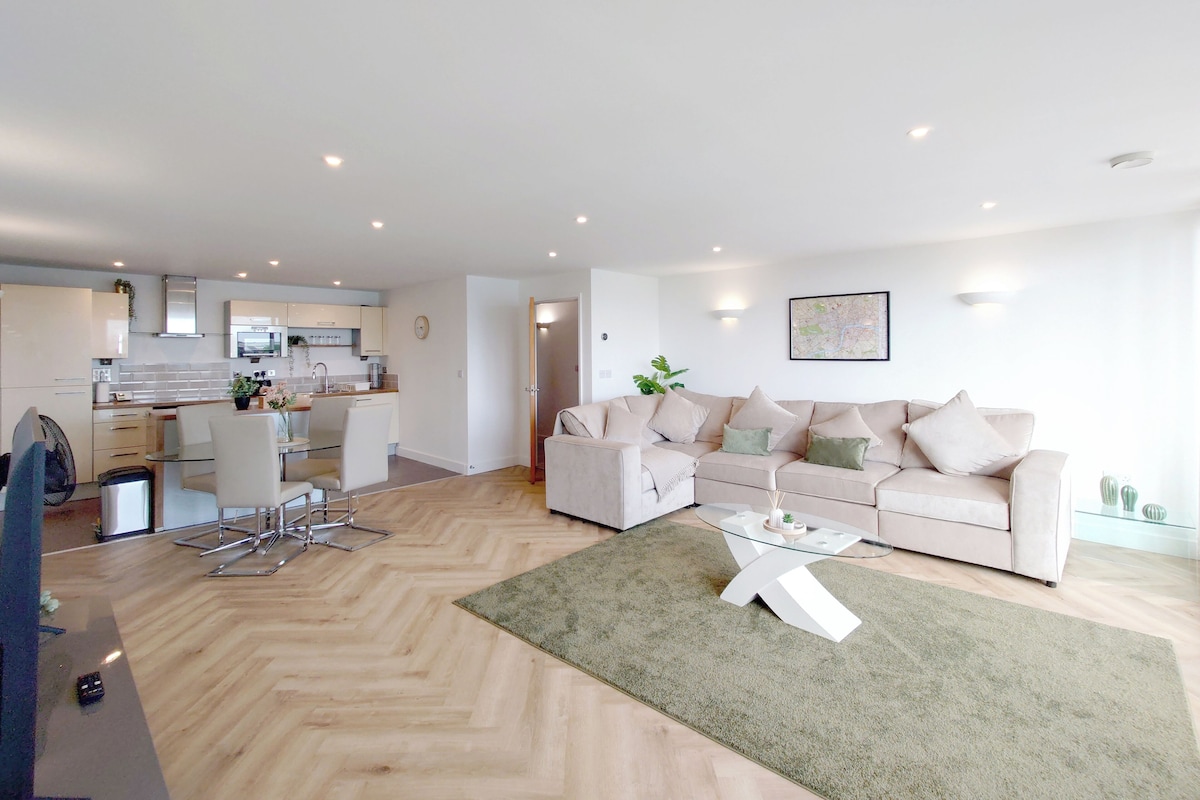 Deluxe Apartment, City View | Living area | 50-inch LED TV with cable channels, Netflix, heated floors