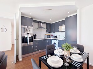 Deluxe Apartment, 2 Bedrooms (River & City Views) | Private kitchen - Capital Stay - Two Bed Apartment In Excel (London)