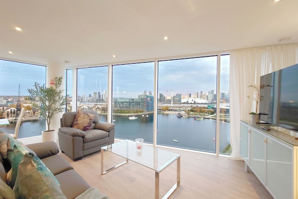 Luxury Apartment | Living area | Netflix, streaming services