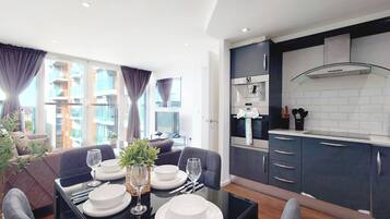 Deluxe Apartment, 2 Bedrooms (River & City Views) | Private kitchen