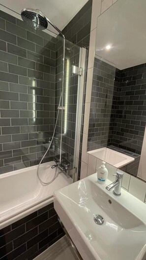 Front of property – evening/night - Fully Serviced One Bed Apartment In Rw (London)