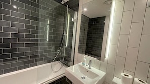 Front of property – evening/night - Fully Serviced One Bed Apartment In Rw (London)