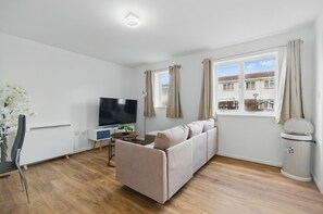 Leilighet – comfort | Oppholdsområde | En 50-tommers smart-TV med digitale kanaler samt Netflix