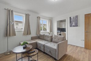 Leilighet – comfort | Oppholdsområde | En 50-tommers smart-TV med digitale kanaler samt Netflix