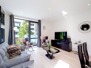 Apartment, 2 Bedrooms (in Poplar near Canary Wharf) | Individually decorated, individually furnished, desk, blackout curtains - Modern 2-Bed Apartment In Poplar Near Canary Wharf (London)