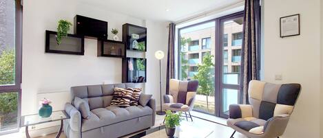 อพาร์ทเมนท์, 2 ห้องนอน (in Poplar near Canary Wharf) | ห้องพักตกแต่งอย่างมีเอกลักษณ์, ตกแต่งพิเศษโดยเฉพาะ, โต๊ะทำงาน