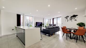 Apartment, 3 Bedrooms (by London Excel) | Living area