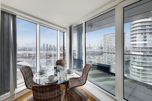 Living area - Capital Stay - Three Bed Apartment In Excel (London)