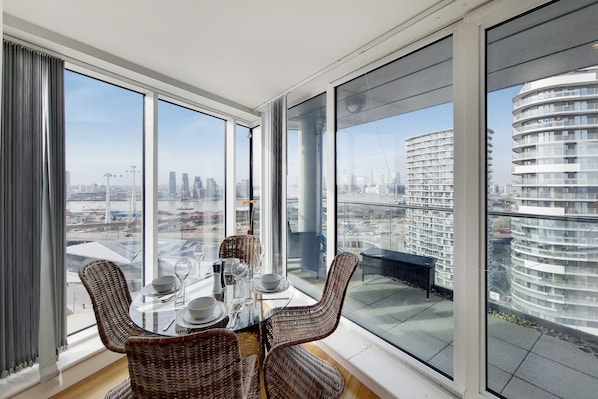 Deluxe Apartment | Living area
