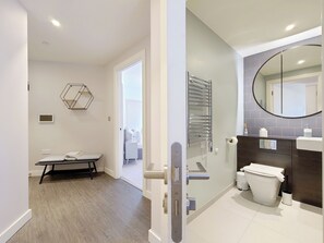 Deluxe Apartment, 3 Bedrooms (by London Excel) | Bathroom - Capital Stay - Three Bed Apartment In Excel (London)