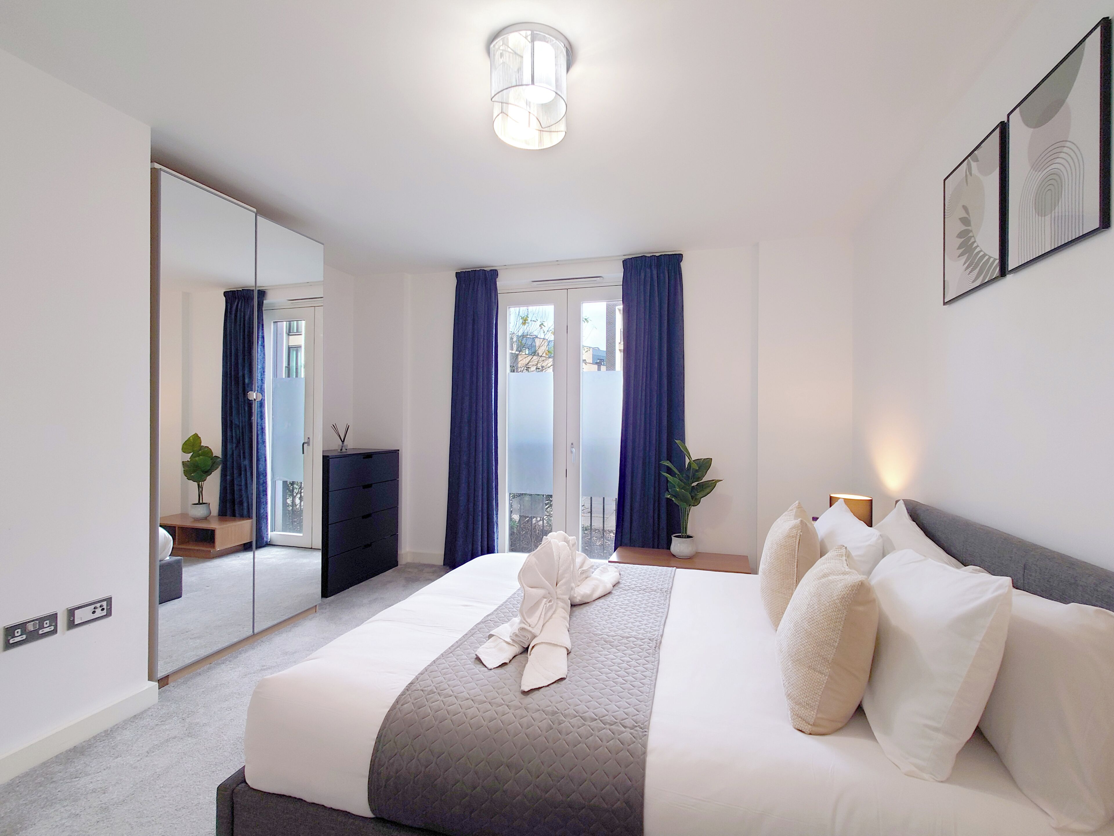 Deluxe Apartment | Individually decorated, individually furnished, desk, soundproofing