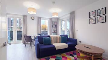 Schreibtisch, schallisolierte Zimmer, Bügeleisen/Bügelbrett