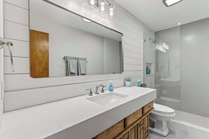Shower, hair dryer, towels, shampoo - Cedar Creek Lake Escape • Lakefront + Private Dock (Mabank)