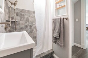 Shower, hair dryer, towels, soap - Charming Pasadena 1BR. Walk to Metro and Shops (Pasadena)