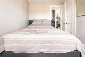 1 slaapkamer, een strijkplank/strijkijzer, wifi, beddengoed