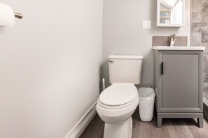 Shower, hair dryer, towels, soap - Charming Pasadena 1BR. Walk to Metro and Shops (Pasadena)
