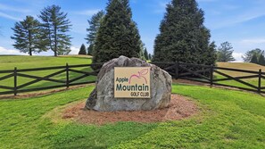 Property grounds - Apple Mountain Resort (Clarkesville)