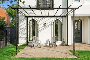 Terrace/patio - Elegant Home With Elevator @Med Center, MDAnderson, NRG, Rice University (Houston)