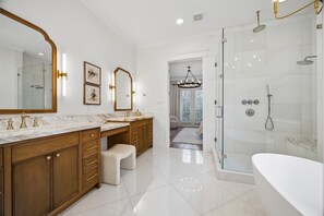 Shower, hair dryer, bidet, towels - Elegant Home With Elevator @Med Center, MDAnderson, NRG, Rice University (Houston)