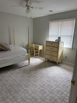 4 chambres, fer et planche à repasser, Wi-Fi, draps fournis