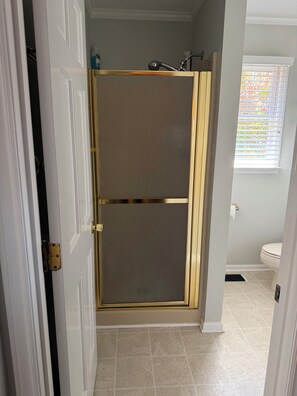 Hair dryer, towels, soap, toilet paper - Spacious 4-bedroom lake house in delightful Manson with AC/ rec room/ dock (Manson)