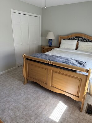 4 bedrooms, iron/ironing board, WiFi, bed sheets - Spacious 4-bedroom lake house in delightful Manson with AC/ rec room/ dock (Manson)