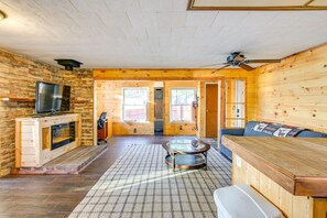 TV, fireplace, computer monitors - Lakeview Cottage - Walk to Beach, Fire Pit (Lake)