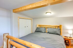 Desk, iron/ironing board, travel cot, WiFi