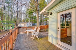 Outdoor dining - Lakeview Cottage - Walk to Beach, Fire Pit (Lake)