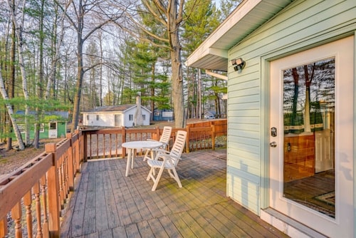 Lakeview Cottage - Walk to Beach, Fire Pit