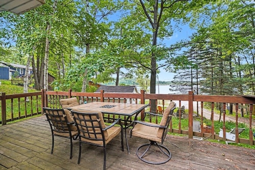 Lakeview Cottage - Walk to Beach, Fire Pit
