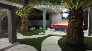 Terrace/patio - Luxurious 6-Bedroom House In Las Vegas with Pool And Spa - EV Charger (Las Vegas)