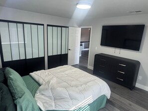 6 bedrooms, desk, iron/ironing board, free WiFi - Luxurious 6-Bedroom House In Las Vegas with Pool And Spa - EV Charger (Las Vegas)