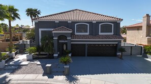 Exterior - Luxurious 6-Bedroom House In Las Vegas with Pool And Spa - EV Charger (Las Vegas)