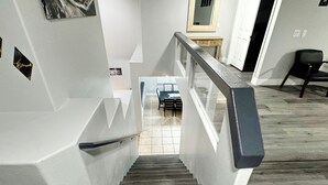 Interior - Luxurious 6-Bedroom House In Las Vegas with Pool And Spa - EV Charger (Las Vegas)